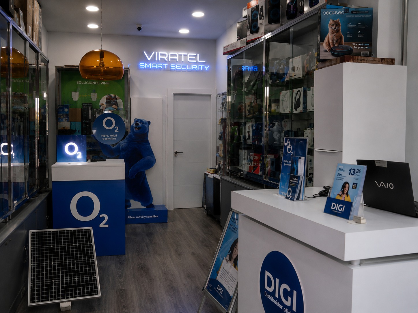 Interior de la tienda Viratel Smart Security en Las Palmas