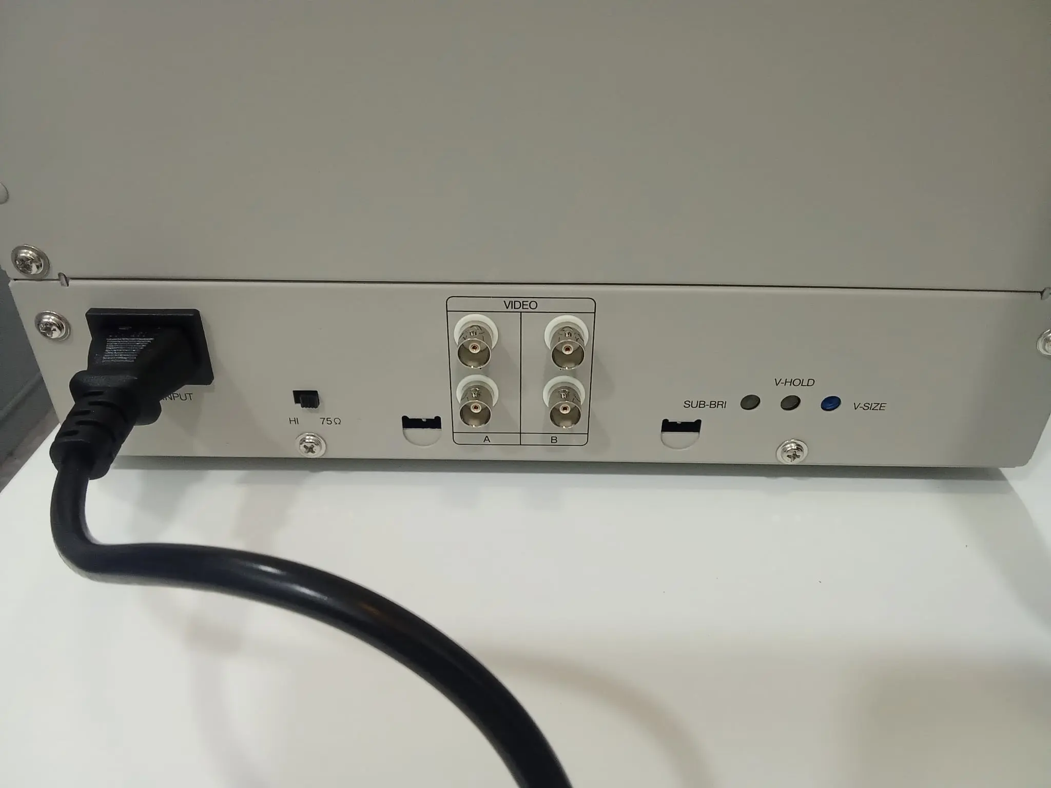 Detalle de conexiones BNC y ajustes traseros