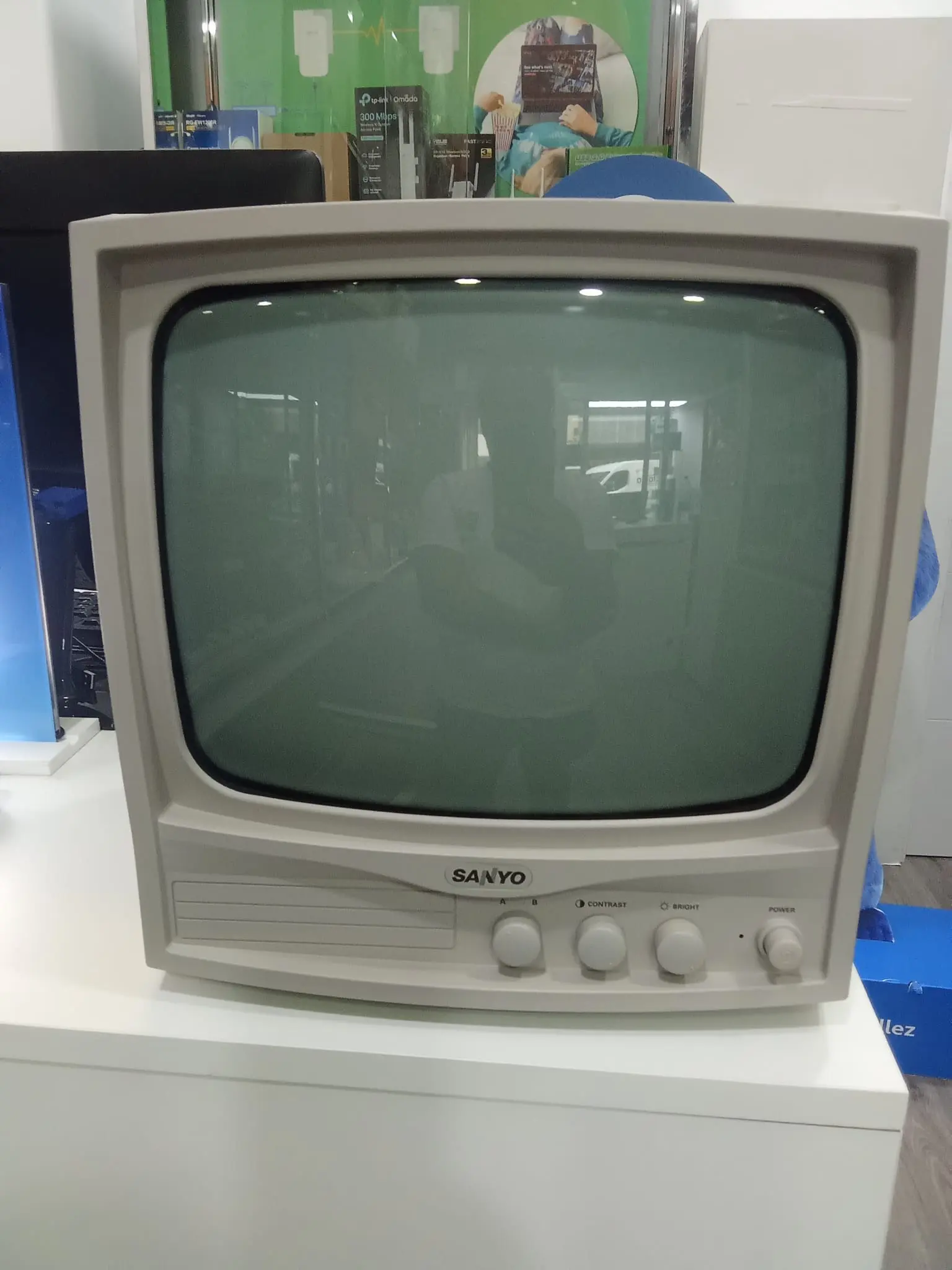 Vista frontal real del Sanyo VM-6612P
