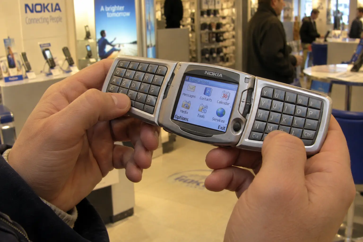 Nokia 6800 abierto en las manos de un usuario
